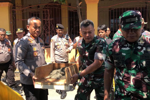 TNI-Polri Bersinergi Renovasi Rumah Tidak Layak Huni di Makassar