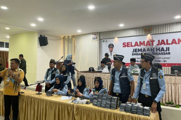Imigrasi Makassar Berangkatkan 392 CJH Kloter Pertama