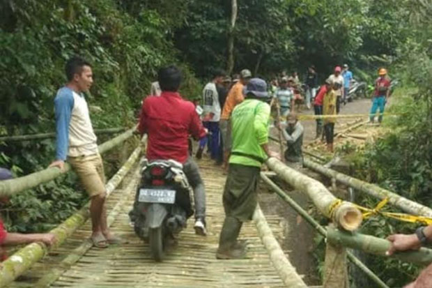 Warga Sinjai Bangun Jembatan Bambu untuk Akses Jalan Penghubung