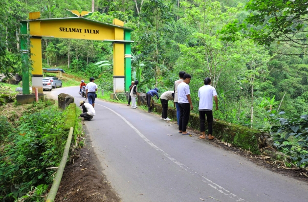 Lebih 10 Tahun Rusak, OMG Sulsel-Warga Rappolemba Perbaiki Pembatas Jembatan