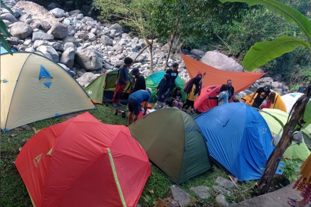 Silaturahim, Pecinta Alam Sulsel Lakukan Bersih-bersih Sungai