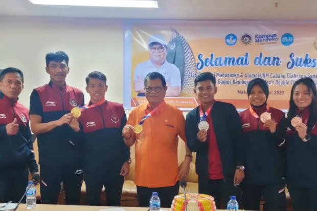 Prof Husain Beri Penghargaan ke Mahasiswa UNM Peraih Medali Sea Games 2023