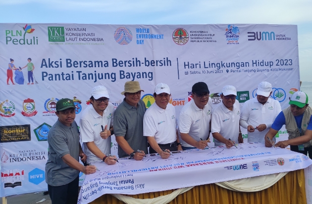 PLN Gandeng 64 Komunitas Gelar Aksi Bersih Pantai di Tanjung Bayang