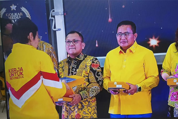 Abang Fauzi dan Indah Dapat Penghargaan Golkar Media Award 2023