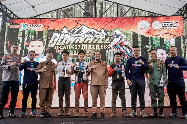 Gubernur Serahkan Hadiah Rp25 Juta, untuk Juara Balap Sepeda Downhill di Bone