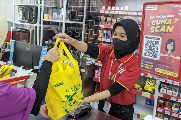 Alfamart Jual Tas Belanja Rp500 untuk Kurangi Sampah Plastik