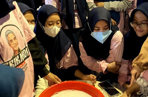 Srikandi Ganjar Latih Perempuan Milenial Membuat Sabun Cuci Piring