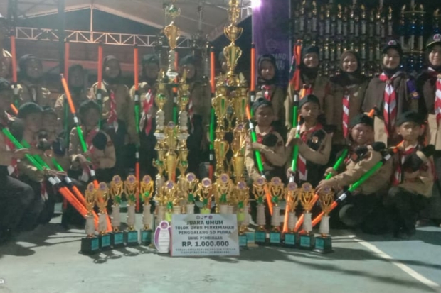 Tim Pramuka MIN Maros Boyong 3 Trofi Juara di Kemah Kembang Nasional