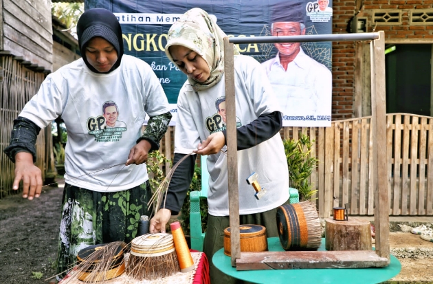 Gerakan Passeddingeng Ganjar Gelar Pelatihan Songkok Recca untuk Warga Bone