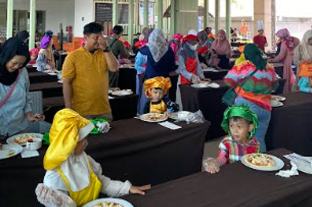 70 Anak-anak Belajar Membuat Pizza di Dalton Hotel Makassar