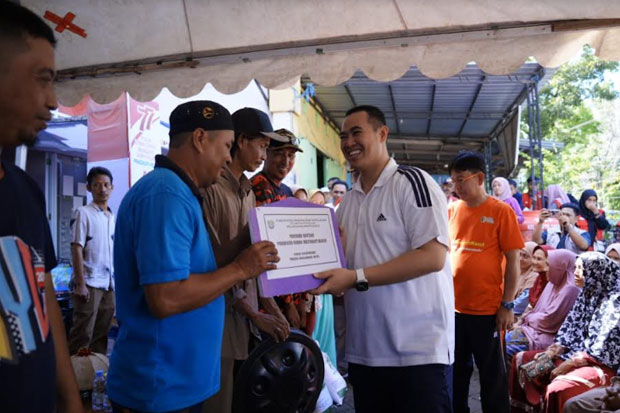 Bupati MYL Salurkan Bantuan di 3 Kelurahan Kecamatan Pangkajene