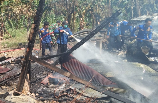 Kebakaran Landa 3 Rumah Panggung di Bone, Kerugian Ditaksir Ratusan Juta Rupiah