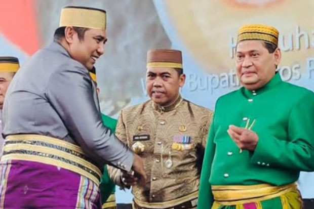 Berperan Aktif Dalam Penyelenggaraan MPP, Andi Rosman Dianugerahi Peniti Emas