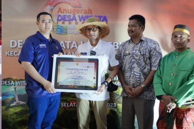 Desa Tompobulu Masuk 75 Desa Terbaik Indonesia, MYL Terima Penghargaan Menparekraf