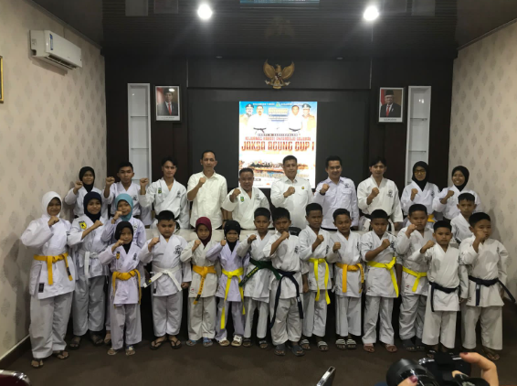 Kajari Lepas Tim Karate-Do Gojukai Luwu Berlaga di Jaksa Agung Cup I