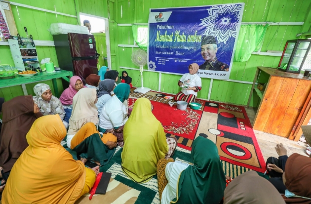 Dorong UMKM Baru, Gerakan Passeddingeng Latih Warga Bone Membuat Kue Putu Ambon