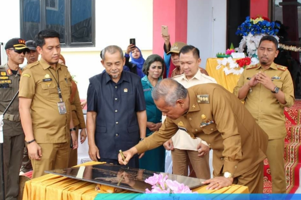 Basmin Mattayang Resmikan Kantor Baru Camat Walenrang