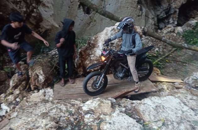 Bongkahan Batu Gunung Runtuh Tutupi Jalan Poros Maros-Bone