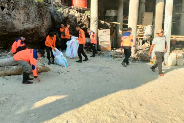 Akhir Pekan, BPBD Gelar Aksi Bersih di Pantai Tanjung Bira