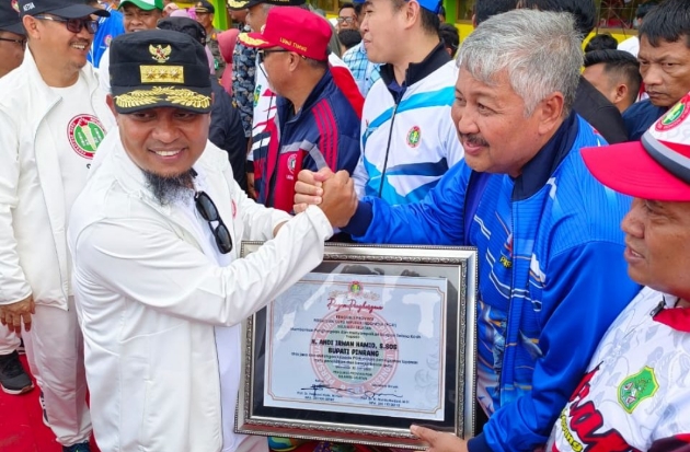 Bupati Pinrang Terima Piagam Penghargaan pada Pembukaan Porseni PGRI