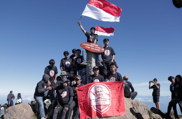 Hari Kemerdekaan, Pandawa Ganjar Kibarkan Merah Putih di Atap Sulawesi