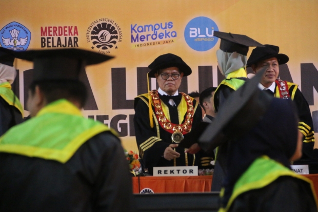 UNM  Kukuhkan 1000 Wisudawan, Prof Husain Syam Minta Perkuat Skill