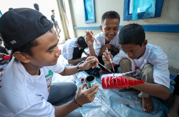 Relawan Ganjar Latihan Milenial Makassar Sulap Botol Plastik Bekas jadi Pot Bunga