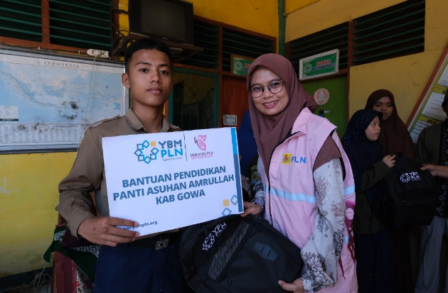 Srikandi PLN Nyalakan Mimpi Warga Prasejahtera & Bagi Paket Perlengkapan Sekolah ke Panti Asuhan