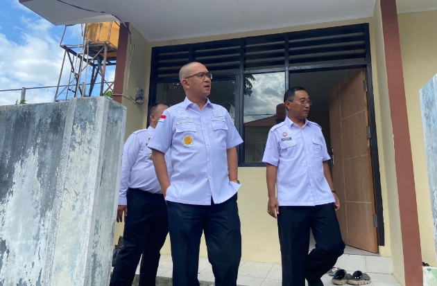 Kakanwil Ronald Lumbuun Tinjau Progres Renovasi Rumah Negara Rudenim Manado