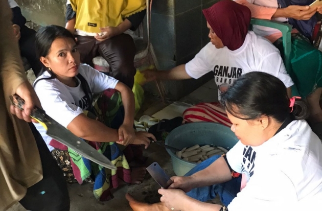 Bantu Ekonomi Keluarga, Mak Ganjar Latih Emak-emak Desa Tarowang Buat Pisang Peppe