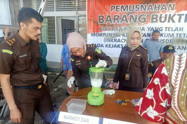 Kejari Enrekang Musnahkan Barang Bukti Narkoba dan Pakaian Korban Pencabulan