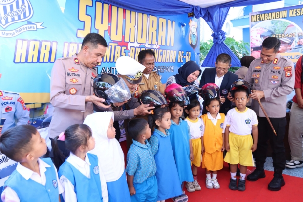 Polres Parepare Tanamkan Kesadaran Lalu Lintas Sejak Dini dengan Bagi Helm