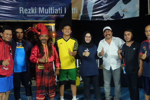 Rezki Buka Turnamen Badminton DBC IV di Bangkala Makassar