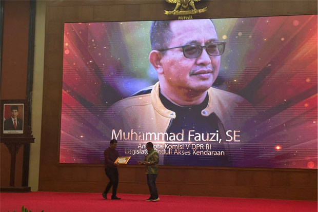 Muhammad Fauzi Terima KWP Award sebagai Legislator Peduli Akses Kendaraan