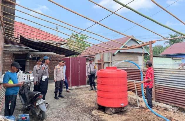 Gelar Baksos, Polres Lutim Salurkan 10 Ribu Liter Air Bersih di Desa Wewangriu
