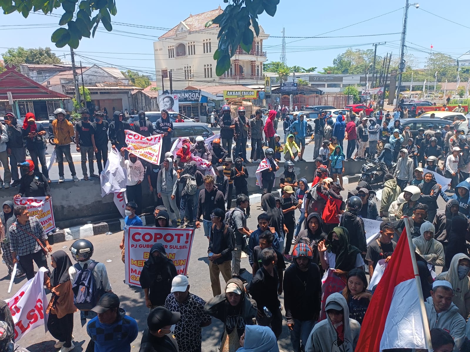 Aksi di Depan DPRD Sulsel, Soroti Kebijakan & Penyataan Kontroversi Pj Gubernur