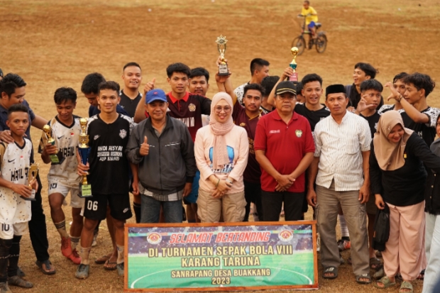 Husniah Talenrang Tutup Pekan Olahraga Antar Dusun