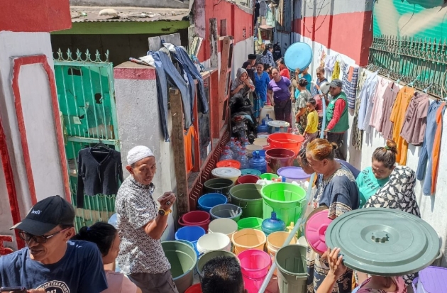 Yayasan Hadji Kalla Distribusi Air Bersih Kepada Warga Terdampak di Makassar
