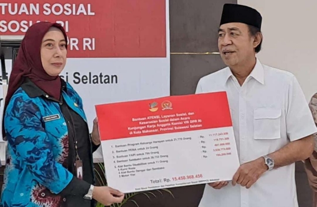 Ashabul Kahfi Serahkan Rp15 Miliar Bantuan Sosial ke Warga Makassar