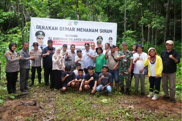10 Ribu Pohon Sukun Ditanam Pj Gubernur di Rammang-rammang