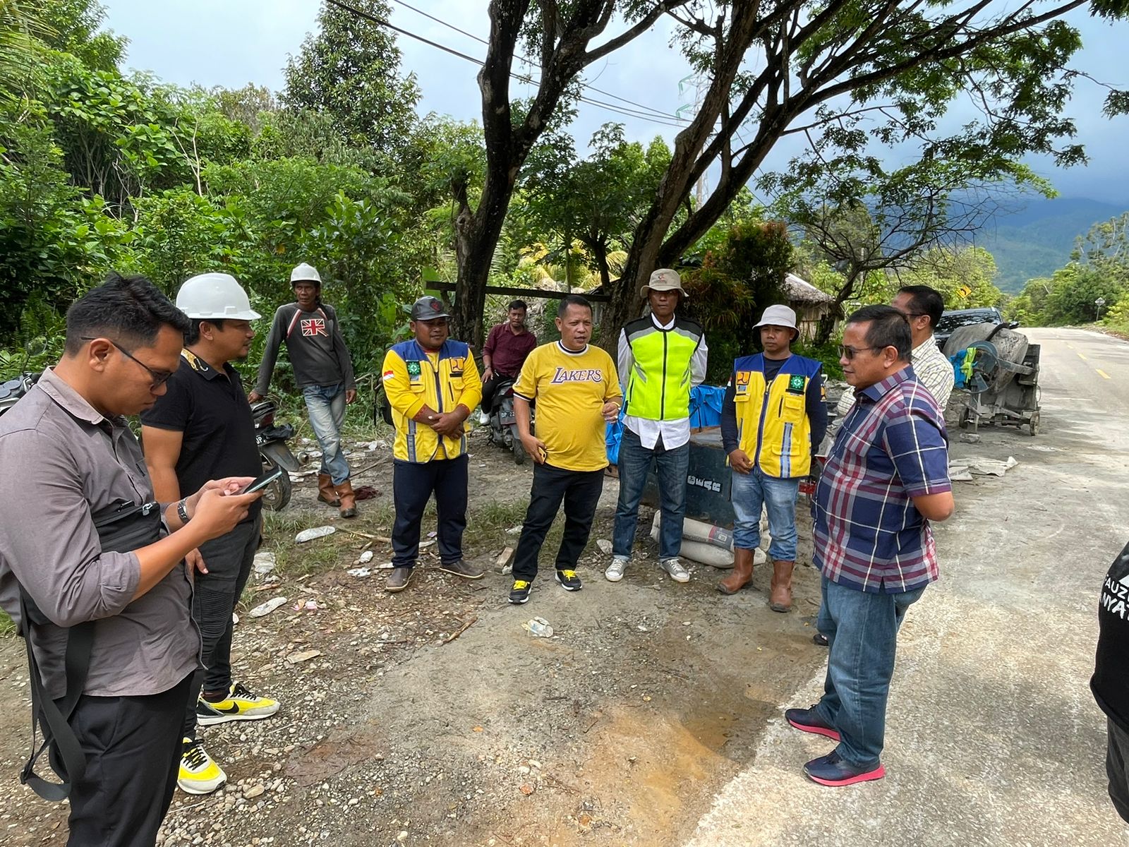 Aspirasi Abang Fauzi, Jalan Poros Trans Sulawesi Dibeton 10 Km