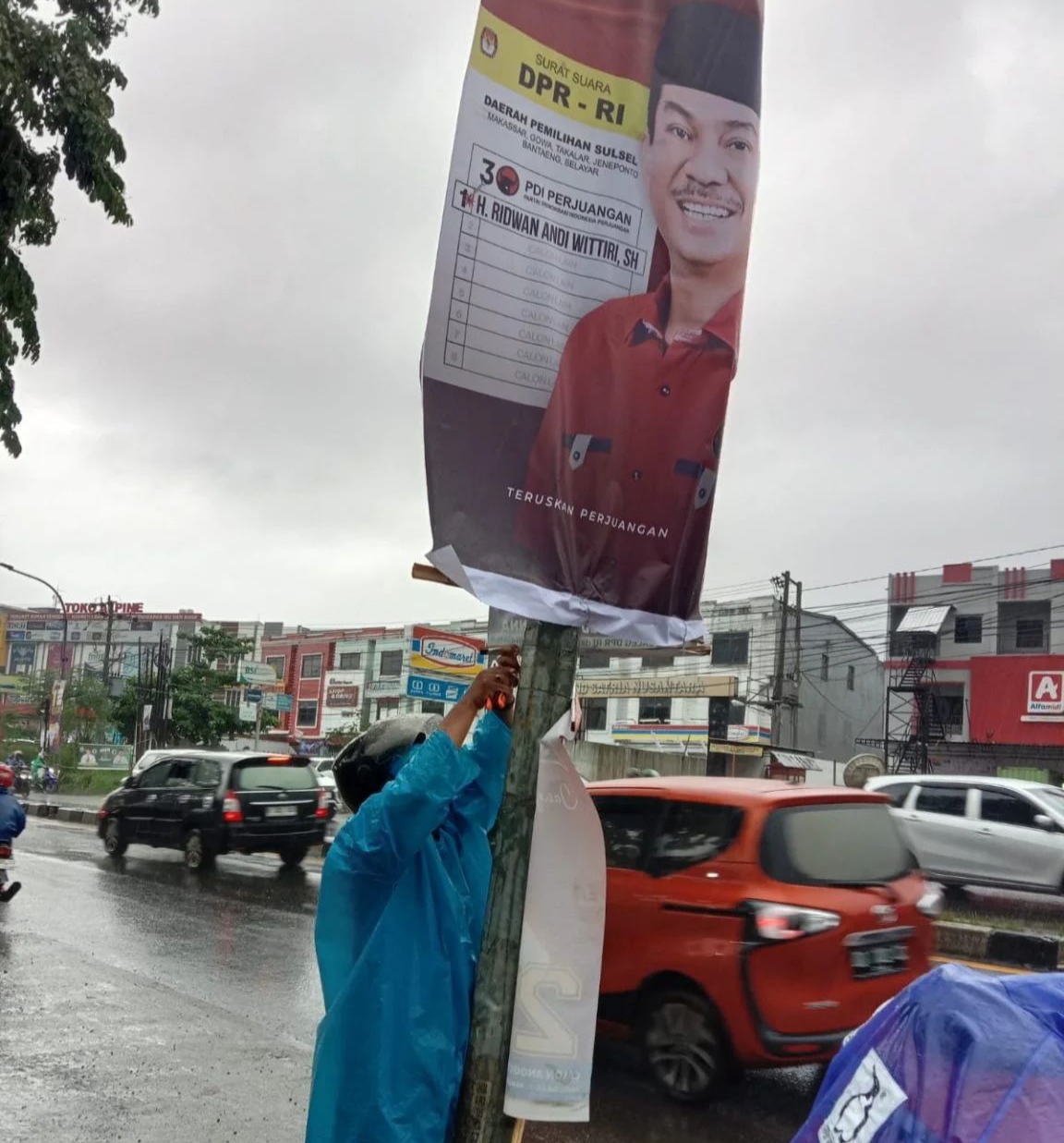 Junjung Politik Santun, Relawan ARW Perbaiki APK Caleg Lain