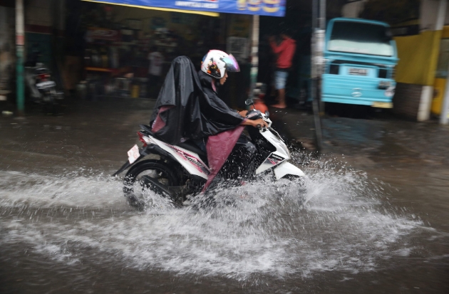Asmo Sulsel Bagikan Tips Berkendara Aman dan Nyaman di Musim Hujan