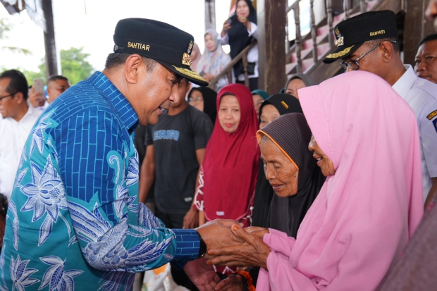 Pj Gubernur Sulsel Salurkan Bantuan Pangan untuk Warga Miskin di Takalar