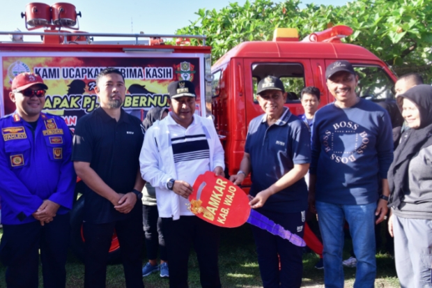 Pj Gubernur Sulsel Serahkan Bantuan Satu Unit Damkar ke Pemkab Wajo