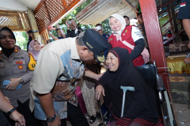Berkunjung ke TPS, Pj Gubernur Sulsel Pastikan Pemilih Disabilitas Terlayani