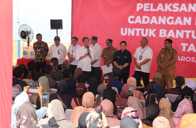 Atasi Dampak Gejolak Harga, Presiden Jokowi Serahkan Bantuan Pangan Bulog