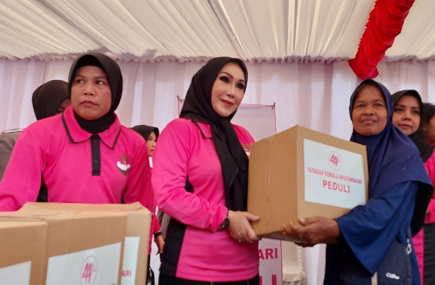 HUT ke-44 Yayasan Kemala Bhayangkari, Istri Kapolda Sulsel Bagikan Paket Sembako