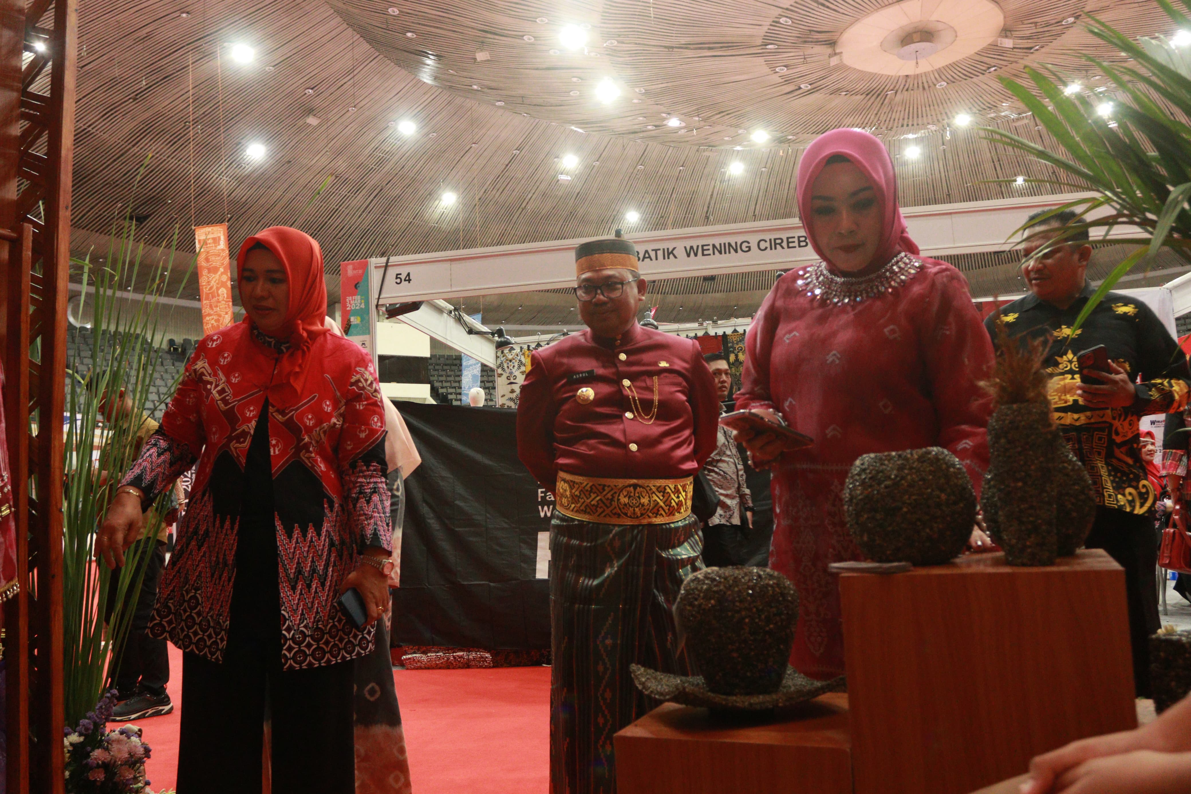 Asrul Sani Tinjau Stand Pameran Kota Palopo Inacraft 2024