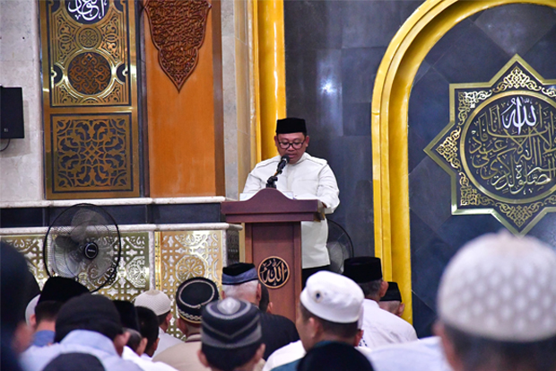 Asrul Sani Tarawih Pertama di Masjid Agung Luwu Palopo